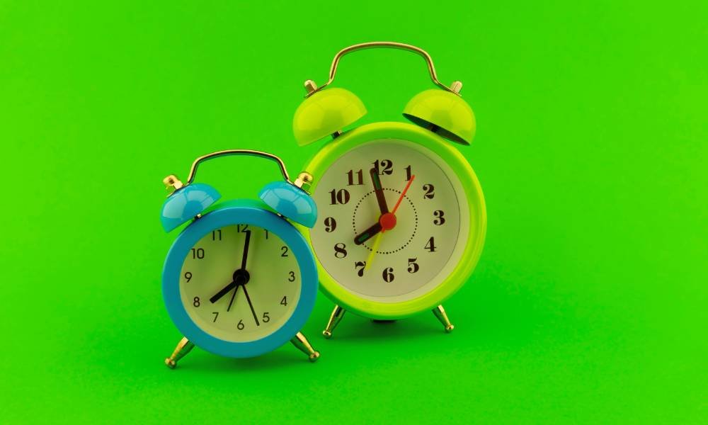 How to Set an Alarm Clock Twin Bell