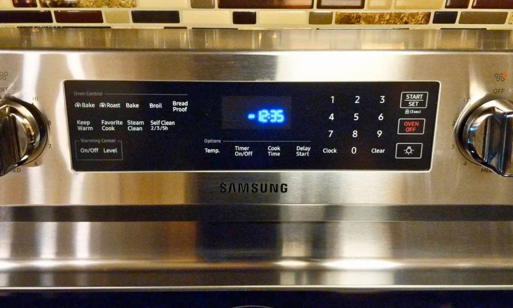 How to Set the Clock on a Samsung Electric Range